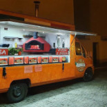 Pasji Kęs Pizza Truck Na zewnątrz