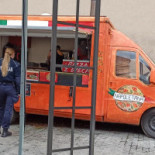 Pasji Kęs Pizza Truck Na zewnątrz