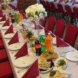 Gringobieżuń Ciesz Się Jedzeniem Kebab Pizza Wewnątrz