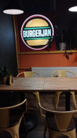 Burgerjan À l'intérieur