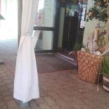 Pod Kredensem. Pizzeria. Chuderewicz K. Na zewnątrz
