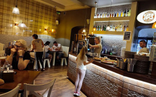 Amadeo À l'intérieur