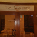 Toni Makaroni Na zewnątrz