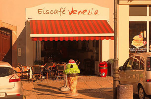 Jaś Kowalski Klub Exterior