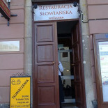 Fresh Fish International Na zewnątrz