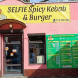 Selfie Spicy Kebab Burger Na zewnątrz