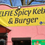 Selfie Spicy Kebab Burger Na zewnątrz