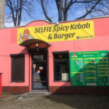 Selfie Spicy Kebab Burger Na zewnątrz