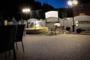 Pod Latarniami Dentro