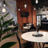 Czarny Puzzel Bistro W Sądzie Wewnątrz