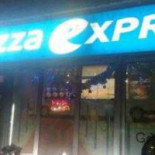 Pizza Express West Na zewnątrz