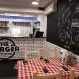Mr Burger I Spółka Wewnątrz