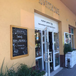 Big Book Cafe Na zewnątrz