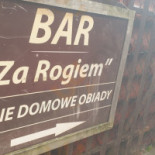 Za Rogiem Na zewnątrz