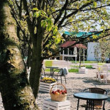Czekaj Na Mnie Pod Jabłonią Wewnątrz