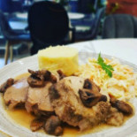 Czarny Puzzel Bistro W Sądzie Wewnątrz