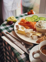 Czekaj Na Mnie Pod Jabłonią food