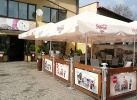 Café Pizza Italiana outside