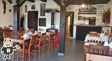 Pod Latarniami Dentro