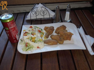 Gringobieżuń Ciesz Się Jedzeniem Kebab Pizza